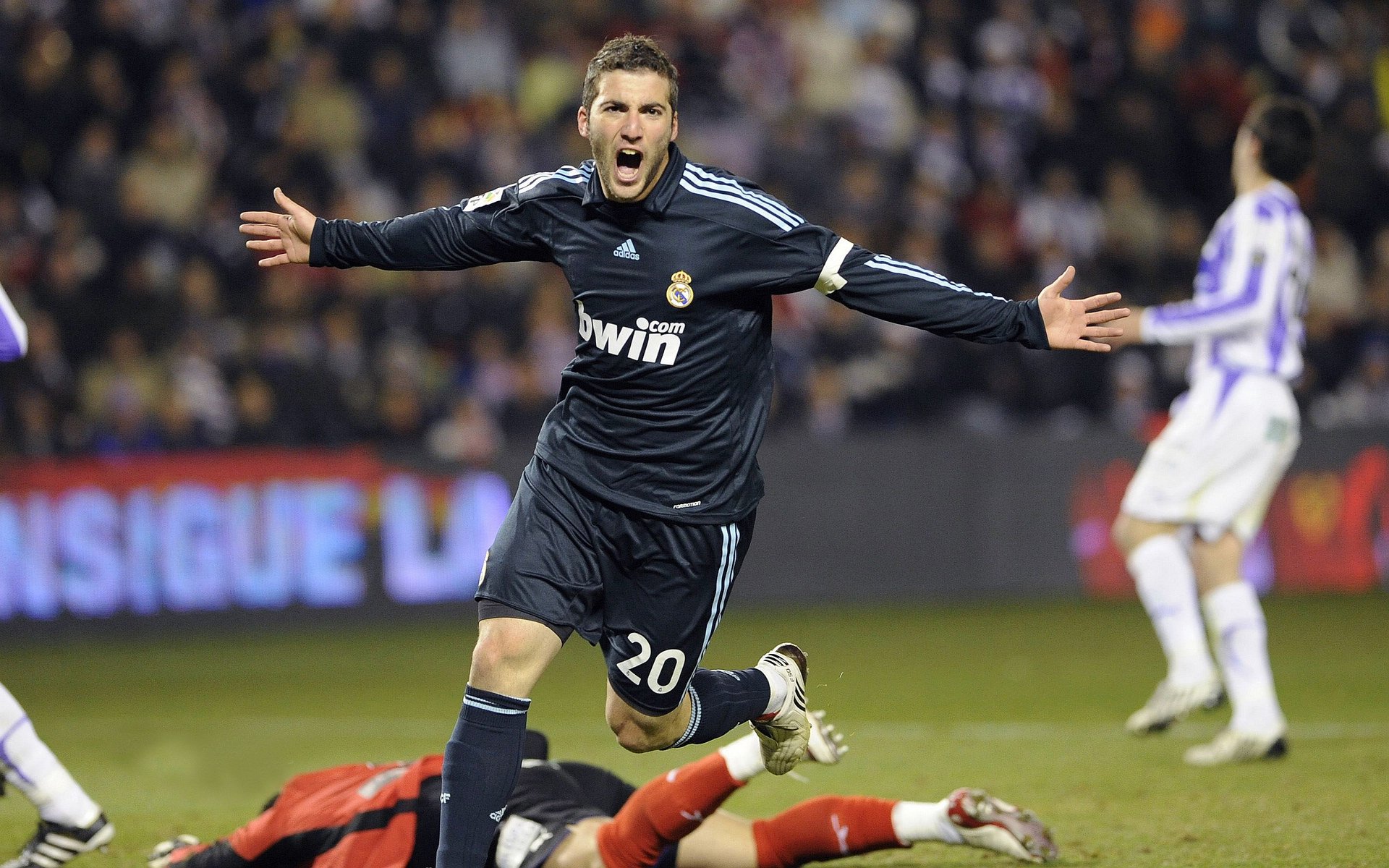 莱万多夫斯基巅峰对决，莎拉波娃与30激战RNG分钟，赛事规则更新胜负难料！